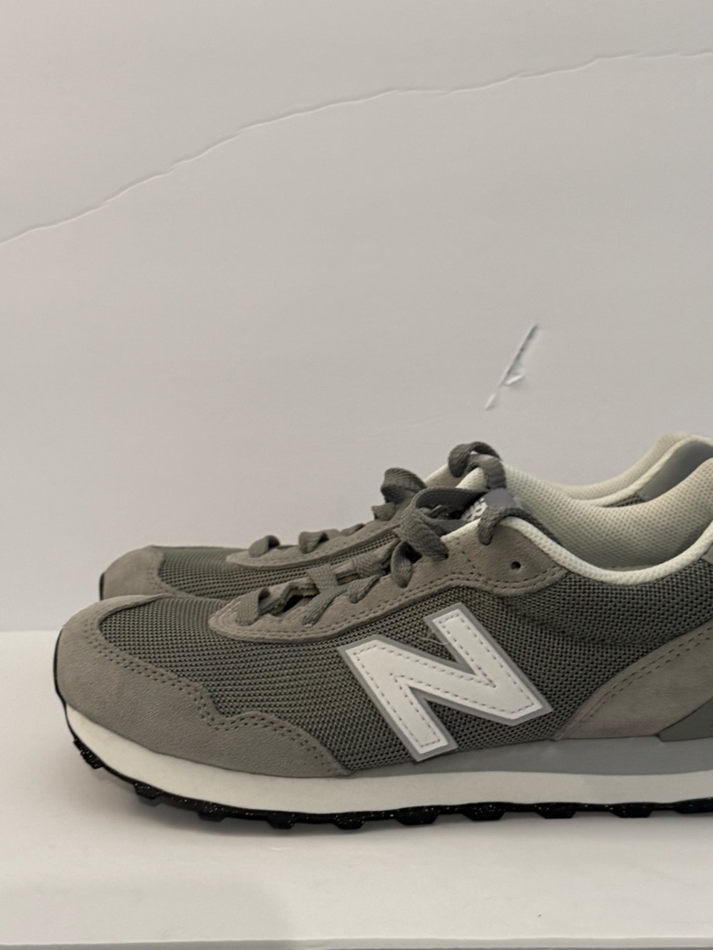 New Balance 515 Women's Gray and White Classic Sneakers 8W/6.5M
